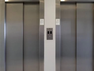 Γιατί τα ασανσέρ έχουν καθρέφτες;